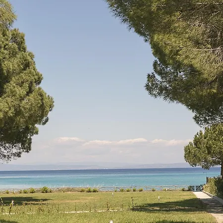 Semesterbostad Daphne, Beachfront House Glarokavos #feelslikehome *