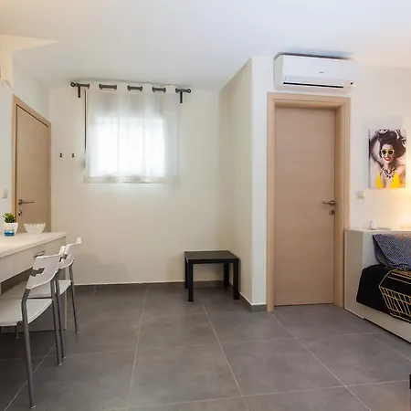 Daphne, Beachfront House Glarokavos #feelslikehome