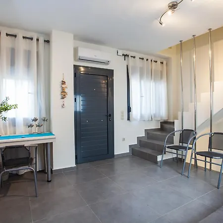 Daphne, Beachfront House Glarokavos #feelslikehome *