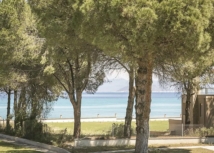 Daphne, Beachfront House Glarokavos #feelslikehome